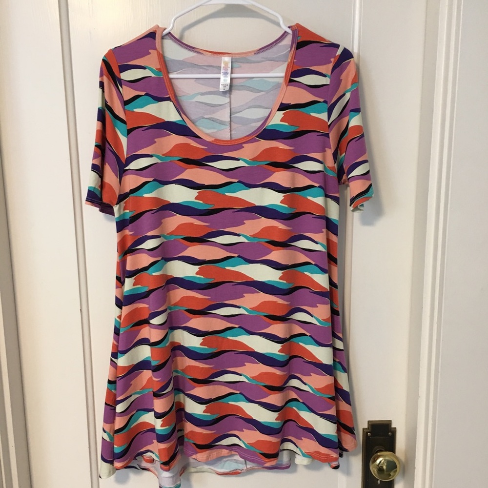 142.  LuLaRoe Classic Tee - size Medium